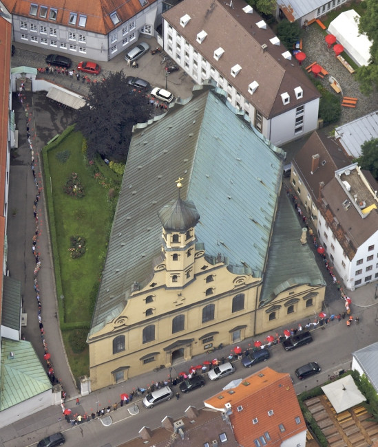 Kirchenumarmung